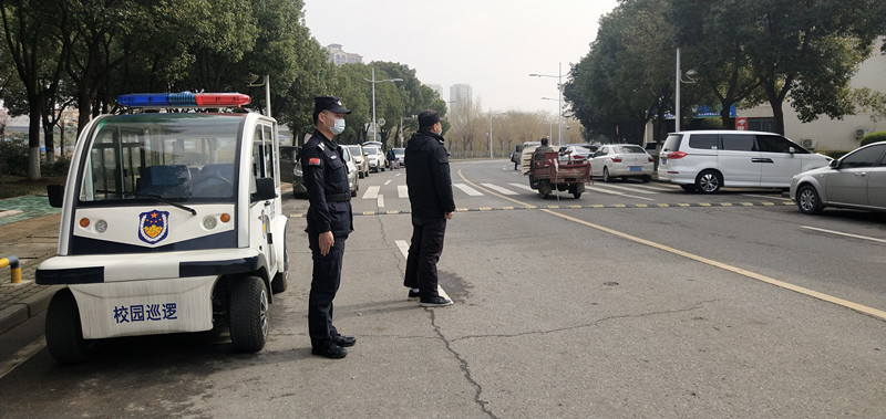 安保人员校内巡逻